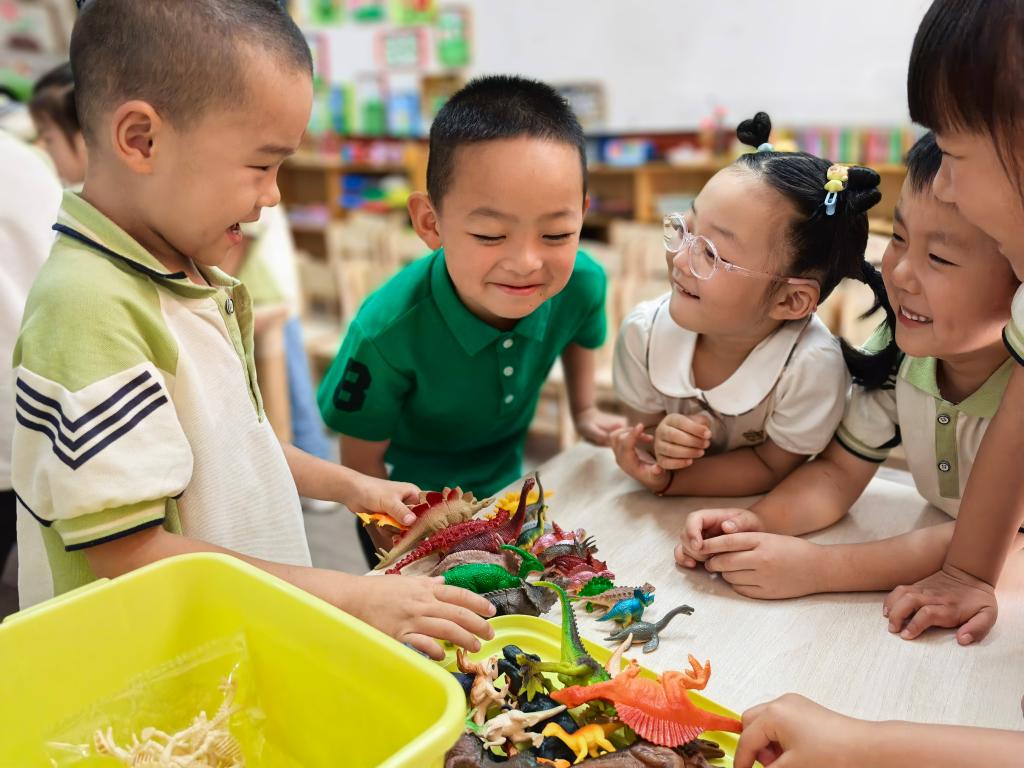 《吃草恐龙和吃肉恐龙》科学启蒙活动.jpg