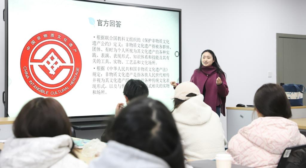 设计学院教师上“开学第一课”.jpg