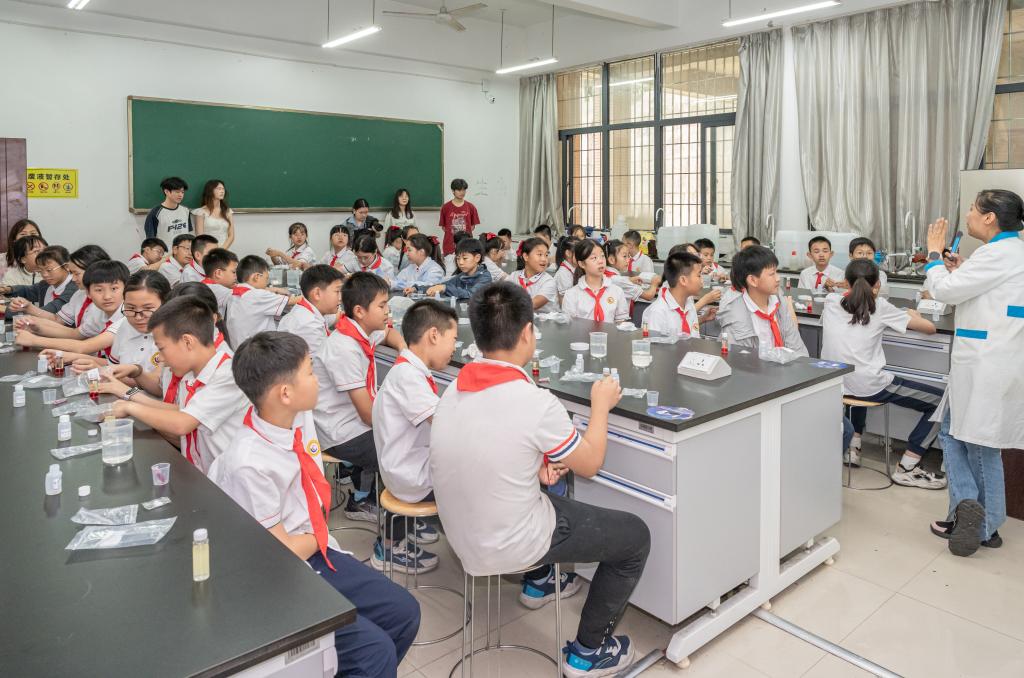 “谁主沉浮”物理化学科技实践活动.jpg