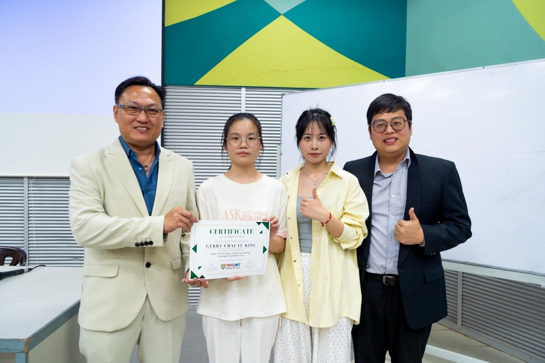 黄德伟(Ng Teck Wei)院长与特邀专家梁志豪为学生颁发证书.png