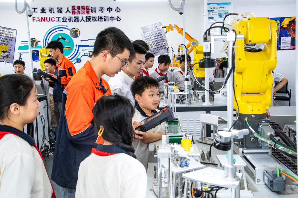 “工赴新程”工业机器人科技实践活动.jpg